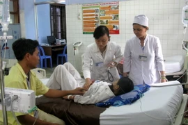 Bác sỹ và điều dưỡng tận tình chăm sóc bệnh nhân. (Ảnh: Xuân Triệu/TTXVN)
