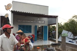 Người dân sơ tán trẻ em, người già đến nơi ở an toàn. (Ảnh: Huỳnh Sử/TTXVN)