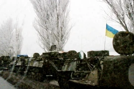 Xe quân sự của quân đội Ukraine trên đường tới Donetsk. (Nguồn: THX/TTXVN)