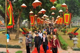 Ngày Thơ Việt Nam thu hút đông đảo khách trong và ngoài nước tới thưởng lãm. (Ảnh: Minh Đức/TTXVN)