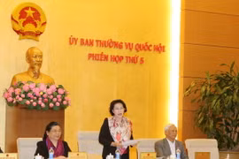 Chủ tịch quốc hội Nguyễn Thị Kim Ngân chủ trì và phát biểu bế mạc Phiên họp thứ 5 của Ủy ban Thường vụ Quốc hội khóa XIV. (Ảnh: Trọng Đức/TTXVN)