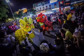 Trò chơi dân gian truyền thống Múa lân được trình diễn trên quảng trường Đông Kinh Nghĩa Thục. (Ảnh: Trọng Đạt/TTXVN)