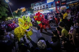 Trò chơi dân gian truyền thống Múa lân được trình diễn trên quảng trường Đông Kinh Nghĩa Thục. (Ảnh: Trọng Đạt/TTXVN)