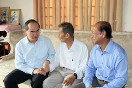 Chủ tịch Mặt trận Tổ quốc Việt Nam Nguyễn Thiện Nhân thăm nguyên Bí thư Tỉnh ủy Cửu Long Hồ Minh Mẫn. (Ảnh: Phạm Minh Tuấn/TTXVN)