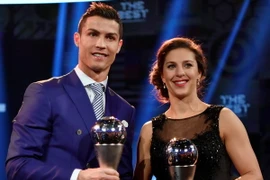 Cầu thủ Cristiano Ronaldo (trái) giành giải Cầu thủ nam xuất sắc nhất năm 2016 của FIFA. Danh hiệu cầu thủ nữ xuất sắc nhất thuộc về Carli Lloyd, Đội tuyển quốc gia Mỹ. (Nguồn: EPA/TTXVN)