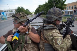 Binh sỹ Ukraine tuần tra tại thành phố miền đông Mariinka ngày 5/6. (Nguồn: AFP/TTXVN)