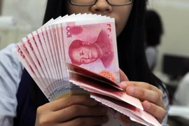 Kiểm đồng nhân dân tệ tại ngân hàng Mega ở Đài Bắc, Đài Loan. (Nguồn: AFP/TTXVN)