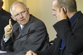Bộ trưởng Tài chính Đức Wolfgang Schaeuble (trái) và người đồng cấp Hy Lạp Yanis Varoufakis trong cuộc gặp tại Berlin ngày 5/2. (Nguồn: AFP/TTXVN)