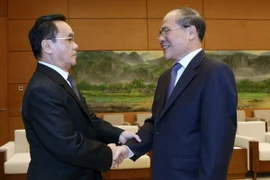 Chủ tịch Quốc hội Nguyễn Sinh Hùng tiếp Thủ tướng CHDCND Lào Thongsing Thammavong đang ở thăm và làm việc tại Việt Nam. (Ảnh: Nhan Sáng/TTXVN)