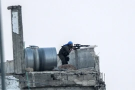 Binh sỹ người Kurd tại khu vực cửa khẩu Akcakale trên biên giới Syria-Thổ Nhĩ Kỳ ngày 15/6. (Nguồn: AFP/TTXVN)