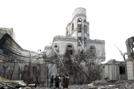 Nhà cửa bị phá hủy sau đợt không kích ở thủ đô Sanaa ngày 6/7. (Nguồn: AFP/TTXVN)