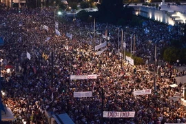 Người dân Hy Lạp tham gia tuần hành tại Athens ngày 29/6. (Nguồn: AFP/TTXVN)