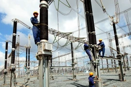 Kiểm tra hệ thống máy cắt trước khi đóng điện trạm biến áp 500kV Duyên Hải và đường dây 220kV Duyên Hải-Mỏ Cày. (Ảnh: Ngọc Hà/TTXVN)