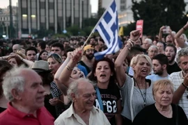 Người dân Hy Lạp tham gia tuần hành trước tòa nhà Quốc hội ở Athens ngày 29/6. (Nguồn: AFP/TTXVN)