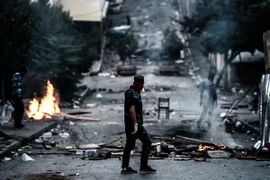 Hiện trường sau vụ xung đột giữa cảnh sát chống bạo động và người biểu tình ở quận Gazi, Istanbul, Thổ Nhĩ Kỳ ngày 26/7. (Nguồn: AFP/TTXVN)