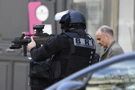 Lực lượng cảnh sát Pháp làm nhiệm vụ tại hiện trường một vụ đe dọa đánh bom ở Paris ngày 12/4. (Nguồn: AFP/TTXVN)