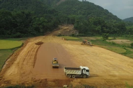 Thi công đường cao tốc Thái Nguyên-Chợ Mới tại xã Thanh Bình, huyện Chợ Mới, Bắc Kạn theo hình thức BOT. (Ảnh: Nguyễn Trình/TTXVN)