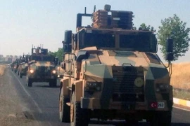 Xe quân sự Thổ Nhĩ Kỳ gác gần Kilis, khu vực giáp giới với Syria ngày 23/7. (Nguồn: THX/TTXVN)