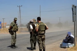 Cảnh sát Thổ Nhĩ Kỳ kiểm tra tại một trạm kiểm soát ở Diyarbakir ngày 26/7, sau vụ đánh bom xe làm hai binh sỹ thiệt mạng. (Nguồn: AFP/TTXVN)