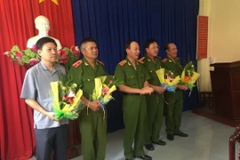 Lãnh đạo UBND tỉnh Bình Phước và Lãnh đạo Bộ Công an khen thưởng Ban chuyên án. (Ảnh: Đậu Tất Thành/TTXVN)