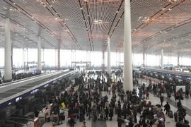 Hành khách đợi các chuyến bay tại sân bay Bắc Kinh. (Nguồn: AFP/TTXVN)