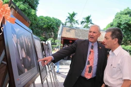 Khách trong nước và nước ngoài xem triển lãm ảnh “Quan hệ Việt-Mỹ và nước Mỹ qua ống kính nhà nhiếp ảnh Việt Nam”. (Ảnh: An Đăng/TTXVN)