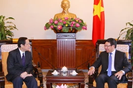 Phó Thủ tướng, Bộ trưởng Bộ Ngoại giao Phạm Bình Minh tiếp Thứ trưởng Bộ Ngoại giao Lào Kittikhoun Aloukeo nhân dịp sang dự Tham vấn Chính trị Việt Nam-Lào lần thứ nhất. (Ảnh: Thống Nhất/TTXVN)