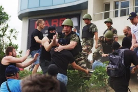 Những người biểu tình quá khích tấn công Tổng lãnh sự quán Nga ở thành phố Odessa ngày 16/6. (Nguồn: AFP/TTXVN)