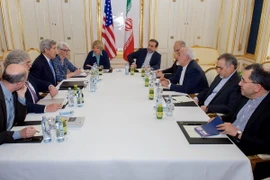 Cuộc họp giữa Ngoại trưởng Mỹ John Kerry (thứ 3, trái) và Ngoại trưởng Iran Mohammad Javad Zarif (thứ 3, phải) tại Vienna, Áo về vấn đề hạt nhân của Tehran. (Nguồn: AFP/TTXVN)