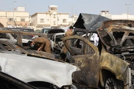 Lực lượng an ninh Saudi Arabia điều tra tại hiện trường vụ đánh bom bên ngoài nhà thờ Hồi giáo. (Nguồn: AFP/TTXVN)