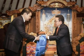 Tổng thống Mông Cổ Tsakhiagiin Elbegdorj (phải) trao quyền điều hành Chính phủ cho tân Thủ tướng Chimed Saikhanbileg trong buổi lễ tại Ulanbator ngày 21/11. (Nguồn: AFP/TTXVN)