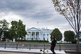 Cảnh sát thuộc Cơ quan mật vụ Mỹ tuần tra bên ngoài Nhà Trắng ngày 23/10. (Nguồn: AFP/TTXVN)