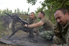 Binh sỹ Ukraine sử dụng súng phóng lựu tự động trong cuộc xung đột với lực lượng li khai miền đông ở gần Avdeevka, vùng Donetsk ngày 18/6. (Nguồn: AFP/TTXVN)