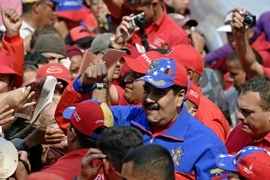Tổng thống Venezuela Nicolas Maduro (áo xanh, giữa) tại lễ mít tinh nhân Ngày Quốc tế lao động của người dân ở thủ đô Caracas ngày 1/5. (Nguồn: AFP/TTXVN)