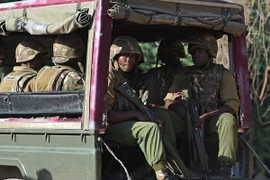 Binh sỹ Kenya được triển khai truy lùng phiến quân Shebab, một ngày sau vụ tấn công ở Garissa, ngày 3/4. (Nguồn: AFP/TTXVN)