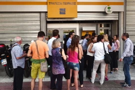 Người dân xếp hàng chờ rút tiền bên ngoài Ngân hàng Piraeus ở Athens ngày 29/6. (Nguồn: AFP/TTXVN)