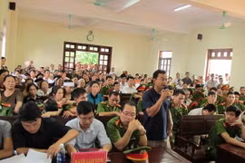 Nhân chứng vụ quan tài diễu phố trả lời trong phiên tòa. (Ảnh: Nguyễn Trọng Lịch/Vietnam+)