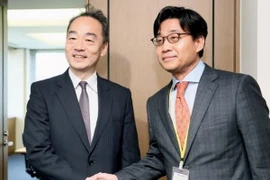 Tổng Vụ trưởng phụ trách vấn đề văn hóa của Bộ Ngoại giao Nhật Bản Jun Shimmi (trái) và Đại sứ Hàn Quốc phụ trách các vấn đề văn hóa và UNESCO Choi Jong-moon sau cuộc đàm phán tại Tokyo (Nhật Bản) ngày 22/5. (Nguồn: Kyodo/TTXVN)