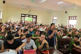 Nhân chứng vụ quan tài diễu phố trả lời trong phiên tòa. (Ảnh: Nguyễn Trọng Lịch/Vietnam+)