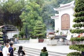 Khu mộ 10 cô gái thanh niên xung phong tại Ngã ba Đồng Lộc. (Ảnh: Thanh Tùng/TTXVN)