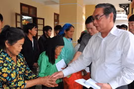 Thường trực Ban Bí thư Lê Hồng Anh đến thăm, tặng quà các hộ gia đình chính sách huyện Mèo Vạc. (Ảnh: Phi Anh/TTXVN phát)