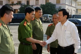 Chủ tịch nước Trương Tấn Sang thăm cán bộ, chiến sỹ Công an tỉnh Bắc Kạn. (Ảnh: Nguyễn Khang/TTXVN)