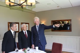 Tổng Bí thư Nguyễn Phú Trọng thăm gia đình Cựu Tổng thống Hoa Kỳ Bill Clinton ở ngoại ô thành phố New York, Hoa Kỳ. (Ảnh: Trí Dũng/TTXVN)
