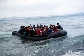 Người di cư Afghanistan tới ngoài khơi đảo Kos, Hy Lạp khi vượt qua vùng biển Aegean giữa Thổ Nhĩ Kỳ và Hy Lạp ngày 27/5. (Nguồn: AFP/TTXVN)