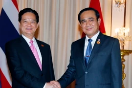 Thủ tướng Nguyễn Tấn Dũng và Thủ tướng Thái Lan Prayut Chan-o-cha. (Ảnh: Đức Tám/TTXVN)