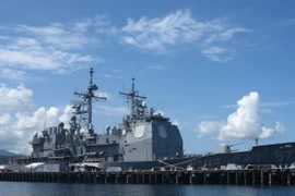 Tàu khu trục USS Shiloh của Mỹ neo đậu tại Vịnh Subic, căn cứ hải quân cũ của Mỹ ở Philippines ngày 30/5. (Nguồn: AFP/TTXVN)