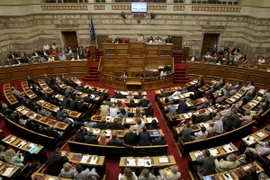 Thủ tướng Hy Lạp Alexis Tsipras phát biểu tại phiên bỏ phiếu về gói cứu trợ của Quốc hội ở thủ đô Athens ngày 15/7. (Nguồn: AFP/TTXVN)