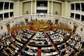 Thủ tướng Hy Lạp Alexis Tsipras (giữa) phát biểu tại cuộc họp Quốc hội. (Nguồn: AFP/TTXVN)