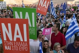 Hàng chục nghìn người tuần hành ủng hộ kế hoạch kinh tế khắc khổ tại Athens ngày 3/7. (Nguồn: AFP/TTXVN)