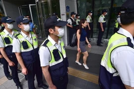 Cảnh sát Hàn Quốc trong chiến dịch ngăn chặn MERS lây lan ở thủ đô Seoul ngày 23/6. (Nguồn: AFP/TTXVN)